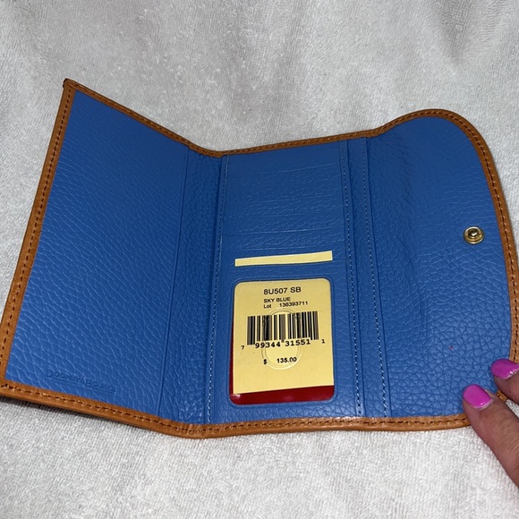NWT Dooney and Bourke Pebble Leather credit card wallet. - Picture 4 of 10